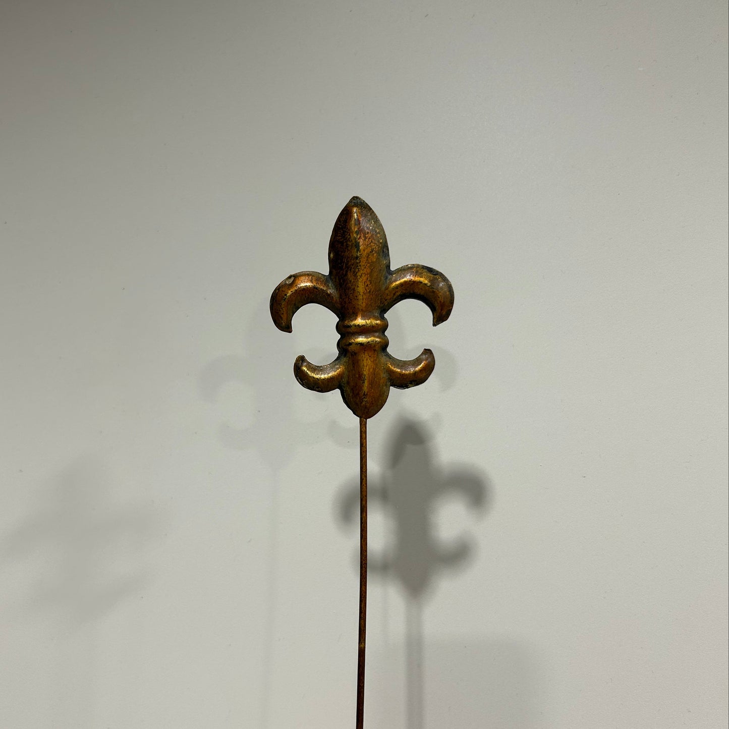 Metal Fleur De Lis Pick